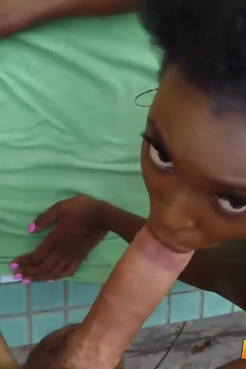 Une petite amie africaine amateur noire se fait baiser dans la nature !