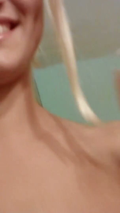 Pícara puta sueca se da anal en el baño de un hostel para mochileros | Clip 1