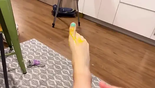 Saya suka menyentuh kaki saya dan mengalami orgasme