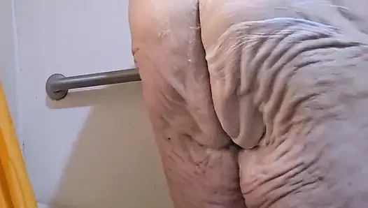 Dökülen duşta o çiçeği yutuyor