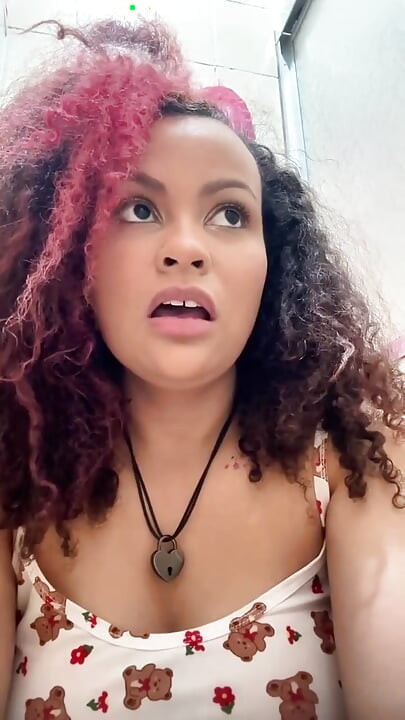 Formás latina fingik aranyos pizsamában