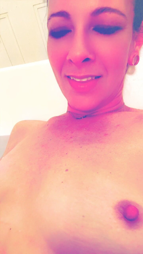 Show ao vivo na webcam no xhamster ao vivo e stripchat Shelby sempre dá uma ótima performance com seu eu multi-orgásmico com tesão