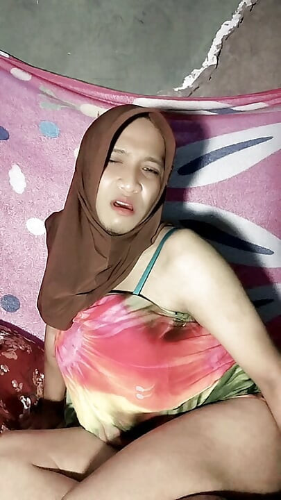 Beautiful Hijab Shemale Eggplant