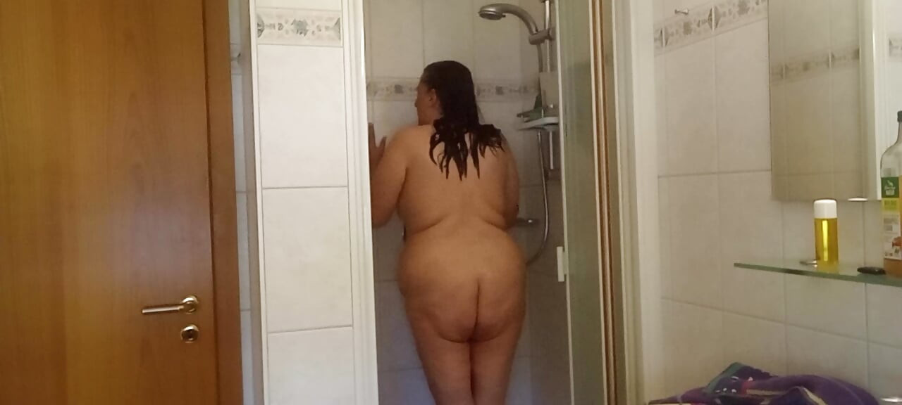 Matură sexy germană 52 face duș cu un corp dolofan sub duș