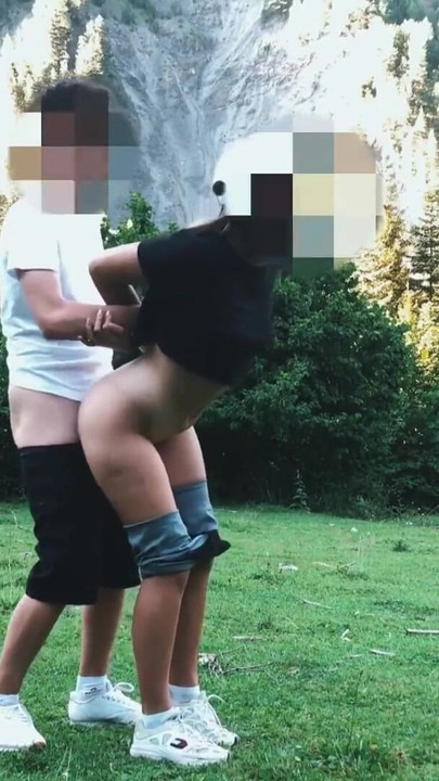 Zapanjujući trenutak iz filma "Studentica s velikom guzicom jebana u šumi stojeći u psećem stilu"