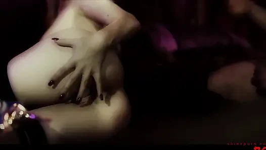 Michelle Moist ve Scarlett March ateşli kadınlarla korunmasız seksin tadını çıkarıyor