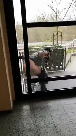 Besoffene Schnalle pisst vors Wohnhaus hin!