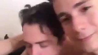 Dos twinks gays chupando la polla del tercer chico