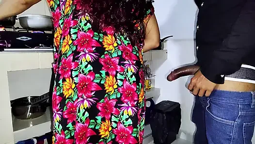 YEMEK YAPıYOR VE SIKIŞIYOR