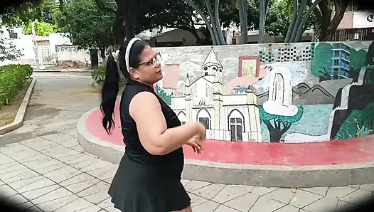 Ich lade das sexy, kurvige mädchen aus dem fitnessstudio an meinen platz ein, und ich ficke sie am ende und fülle ihre vagina mit sperma.