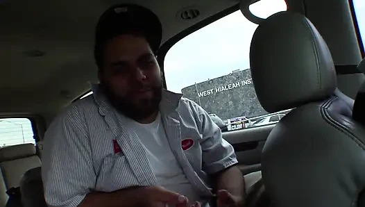 Si cantik muda dengan pantat bulat disetubuhi setelah dijemput