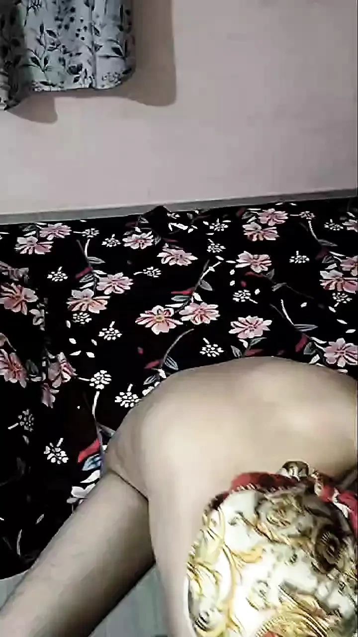 Bandana wearing Bhabhi Squirts.