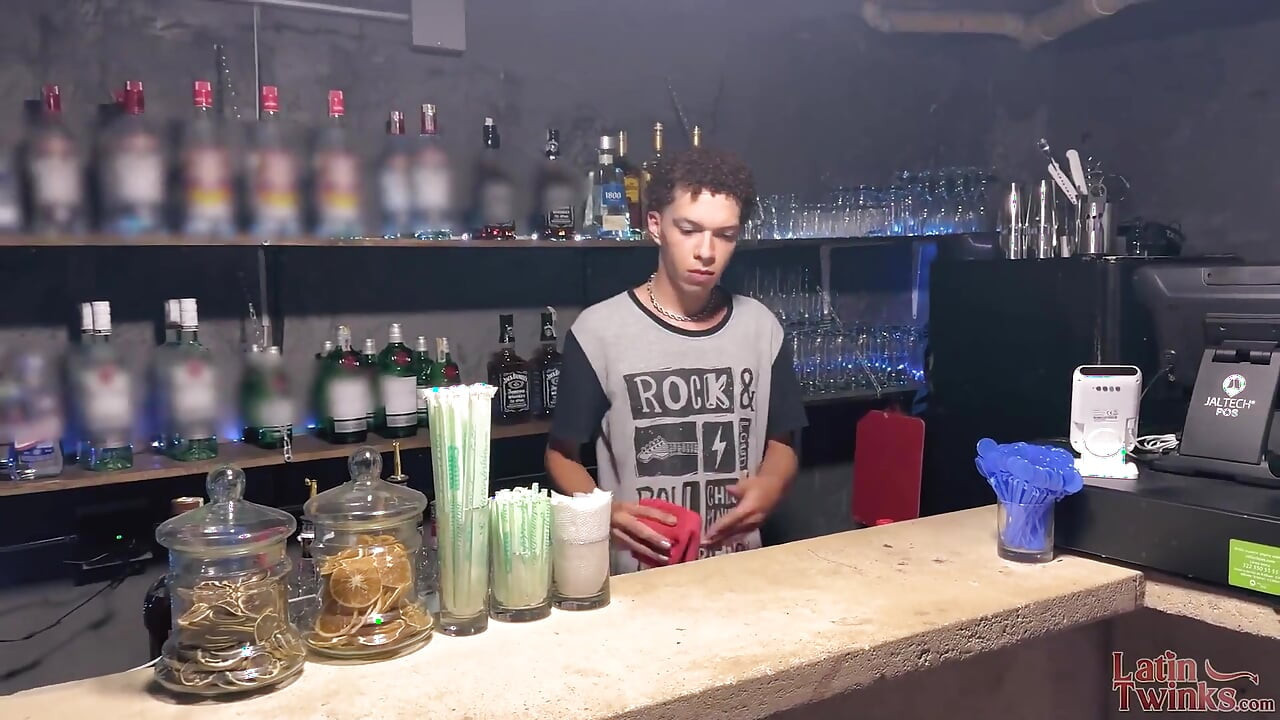 Alex King трахает сотрудника Essteban Raw после того, как застукала его за кражей