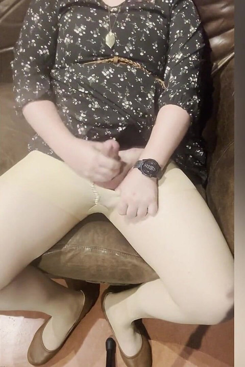 Trans chica polla con muslos gruesos y pantimedias transparentes