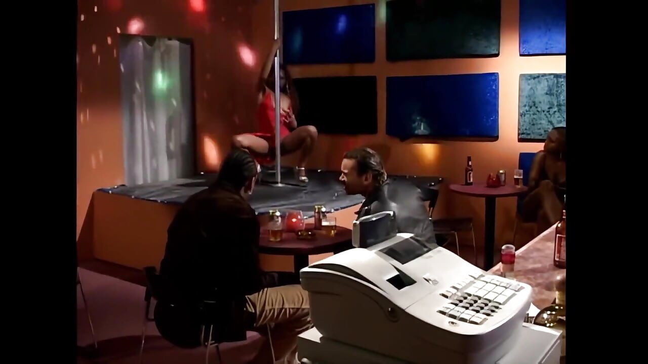 太い黒いペニスが濡れたラティーナの膣を伸ばす