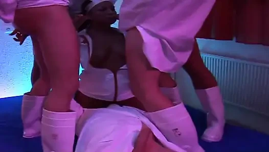 Azgın esmer hatun ıslak amcığını sikiyor