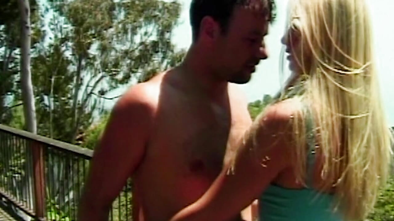 Heißer Pool-Sex mit blonder Studentin