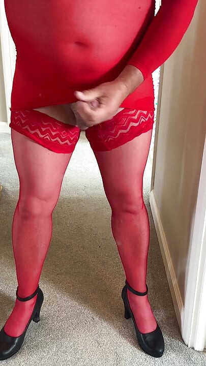 Travestiet dame in het rood masturbeert zichzelf.