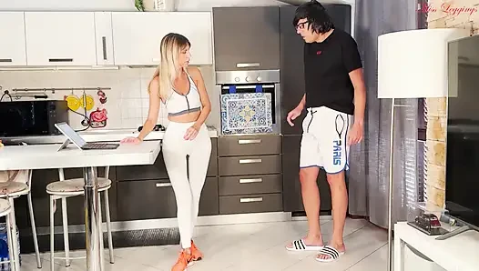 Utanmış üvey anne, üvey oğlunu beyaz taytla spor salonuna gitmesi için ikna etmenin bir yolunu bulur
