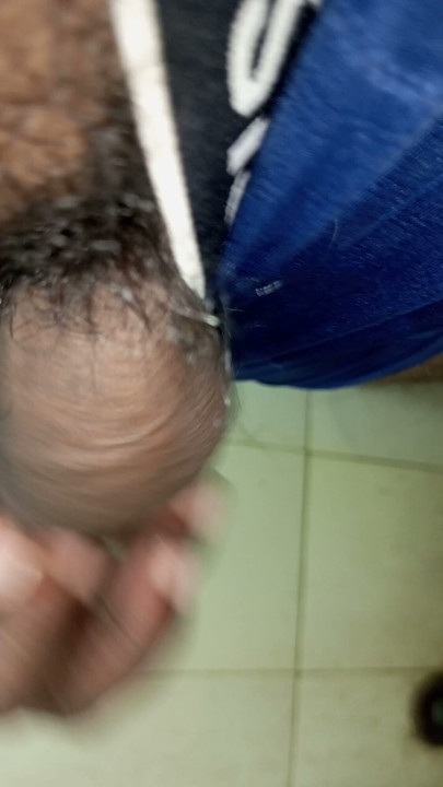 德西鄉村男孩在家浴室自慰 | 短片 1