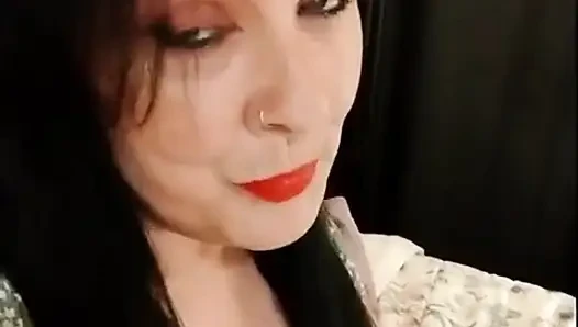 Süßer rauchennder MILF, roter lippenstift