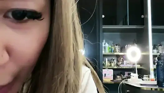 Endonezyalı popüler model soyunuyor