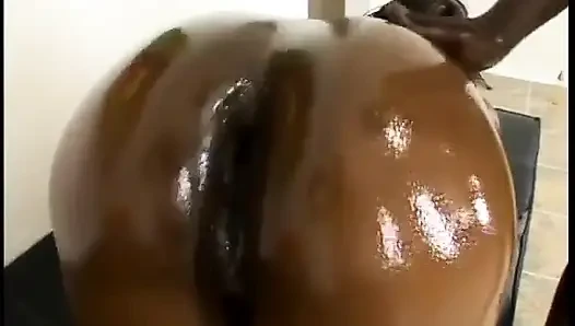 Черной красотке с изгибами и большой, сочной жопой отдолбили ее киску