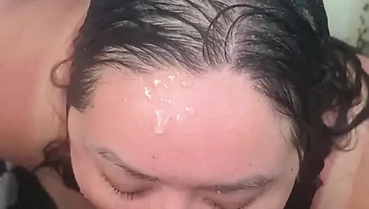 Kencing di kamar mandi