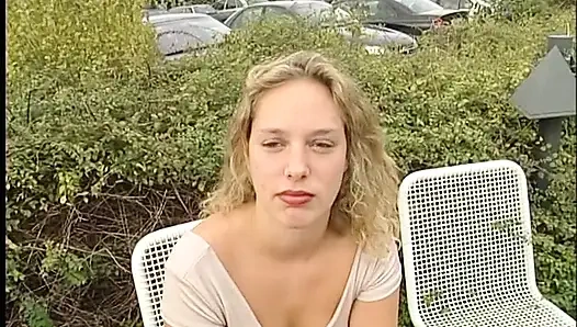 Sevimli sarışın piliç açık havada sert yarak emiyor