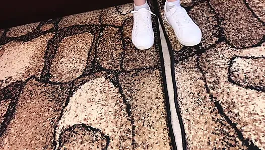 Fußfetisch Turnschuhe Socke und nackte Füße / sfw