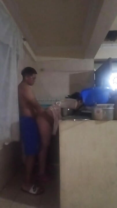 Šef dolazi u kuhinju da me jebe, njegov kurac me uzbuduje