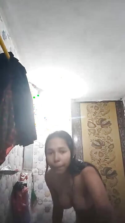 Desnudo bañándose en casa