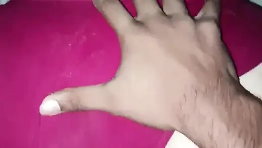 Herkes odada, bu yüzden onu sessiz ve yavaş sikiyorum