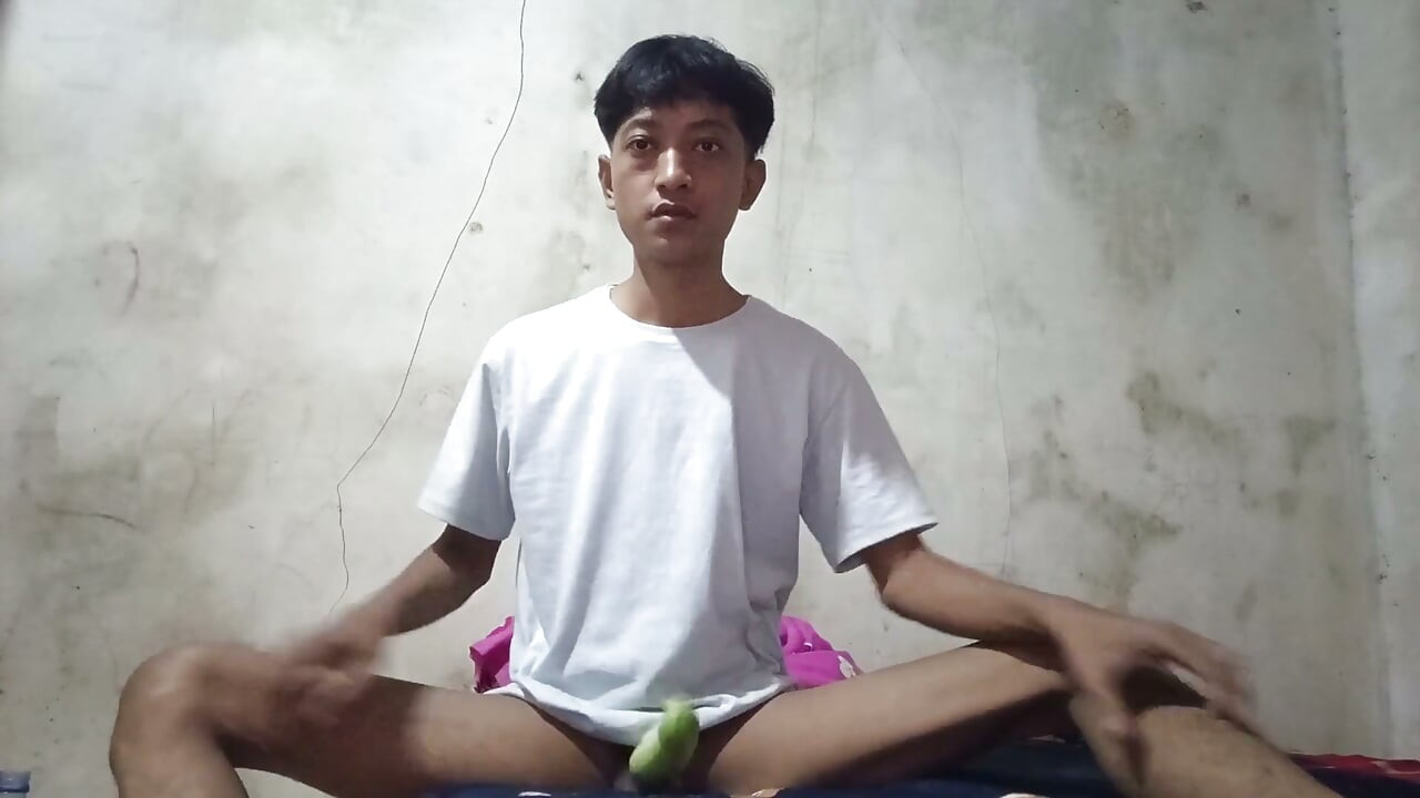 Jujut Expression Playing Solo Using Cucumbers That Have Been Hollowed Out