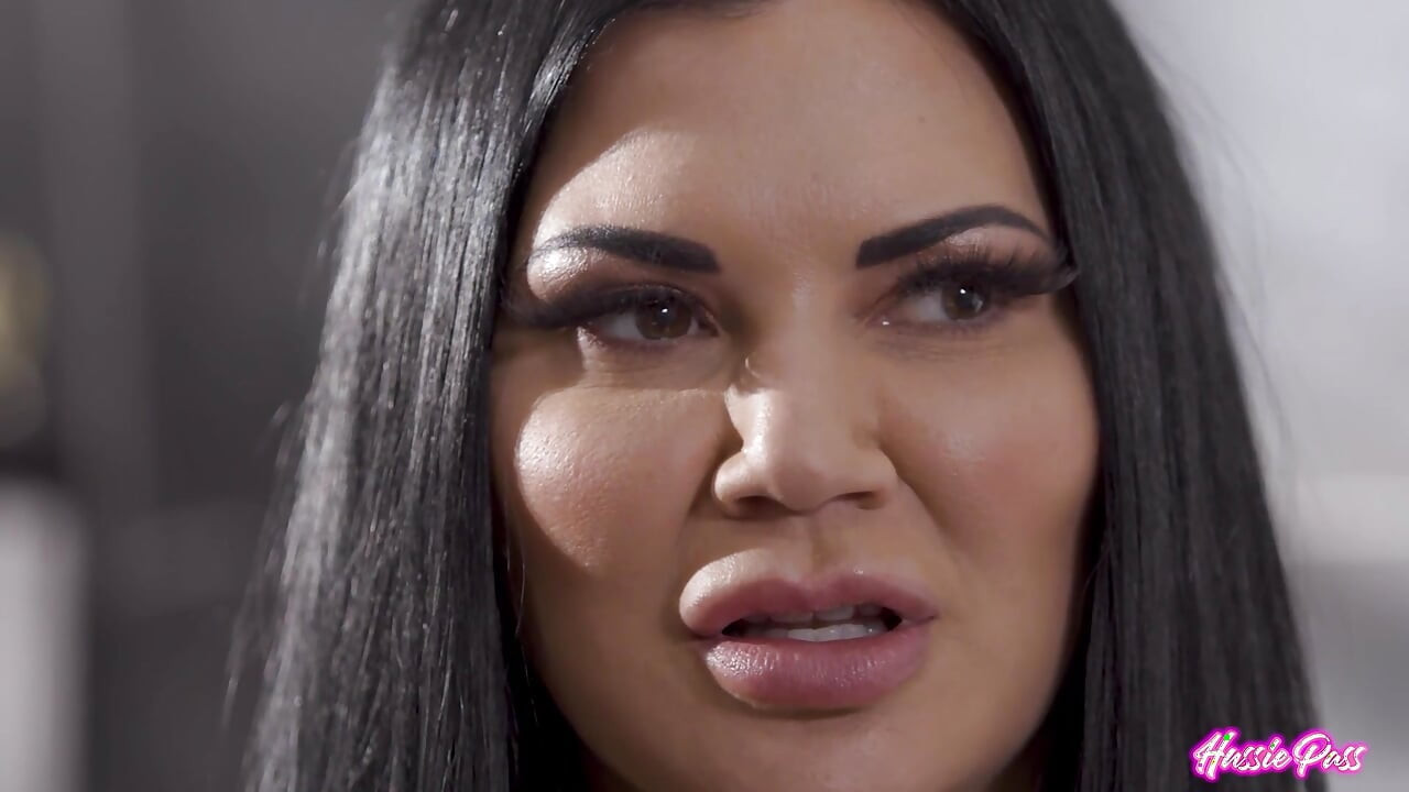 Jasmine Jae ratsastaa Ricky Spainin kovalla kullilla pomputtaessaan lantiotaan!