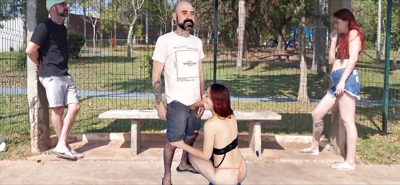 Sexo en medio de la gente al aire libre en la parada de autobús, mucha locura