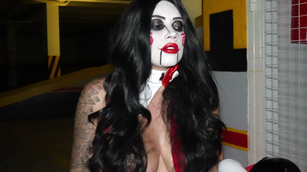 ¿Quieres Jugar a un Juego?  Sara rubia especial de halloween