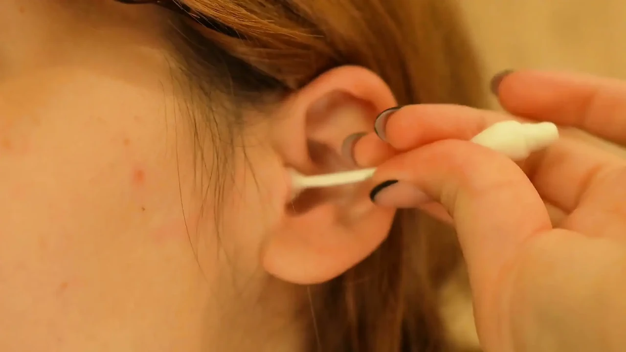 I Clean My Ears with a Cotton Swab and Show You.