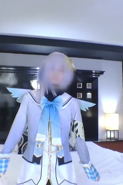 スカーティングコスプレ好き新人がいたずらなスカートマスターベーションを楽しむ