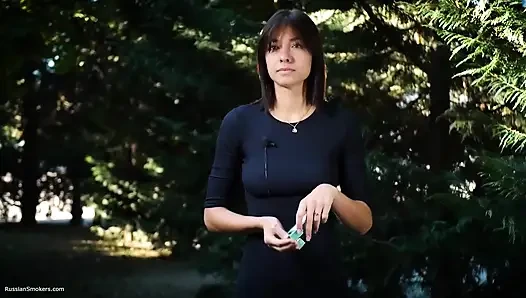 Сладкая Русская Красотка Курит Сигарету На Природе