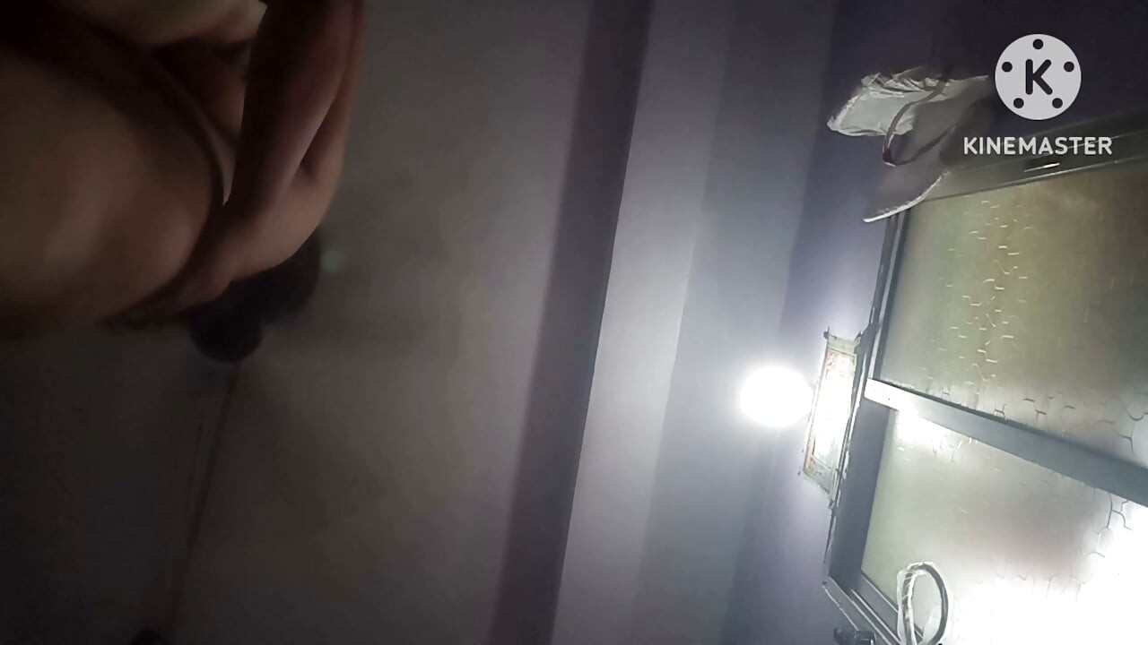 淫蕩繼妹穿著小丁字褲求繼兄幫忙 - 結局是禁忌後院性愛！