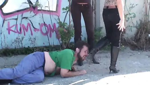 Açık havada çizme yalama