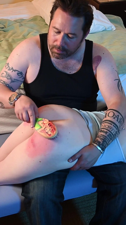 Une mauvaise fille reçoit une bonne fessée