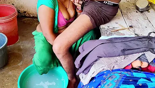 Desi bhabhi ne  bathroom me land chusha