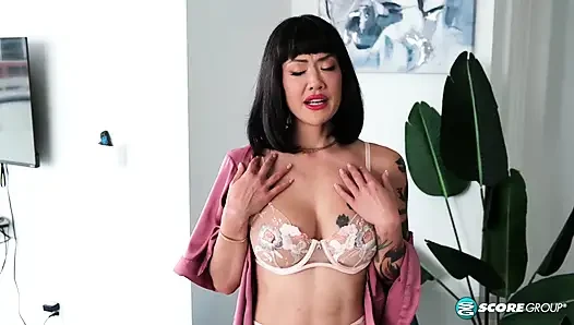 Asyalı orta yaşlı seksi kadın kitty, 42, olgun amcığını parmaklıyor