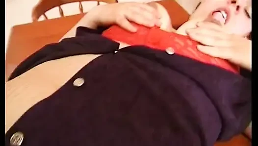 Esmer iri güzel kadın aşırı nesnelerle sikiliyor ve derinden sikiliyor
