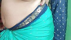 Indická nadržená máma proužkuje v zelené sharee a ukazuje její kundičku detailně