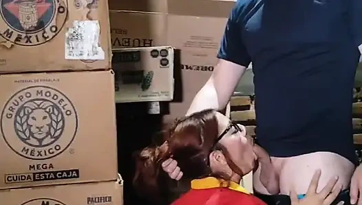 Ich bin die kassiererin im laden im keller