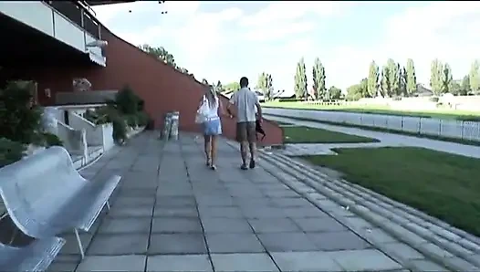 Блондинка с большими сиськами в действии... секс на улице