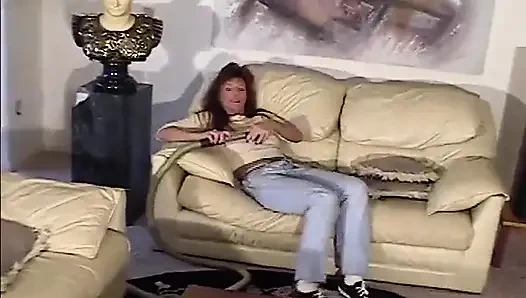Ibu-ibu sange ini lagi asik bersih-bersih rumah sambil bugil